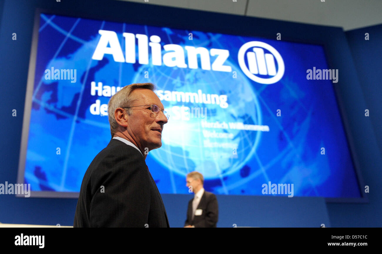 Allianz SE CEO Michael Diekmann llega por la asamblea general celebrada en Munich, Alemania, 05 de mayo de 2010. El conglomerado de seguros dio una actitud conservadora para el ejercicio debido a la persistencia de condiciones económicas difíciles. Allianz informa de un resultado operativo de 7,2 millones de euros para 2009. Foto: TOBIAS HASE Foto de stock