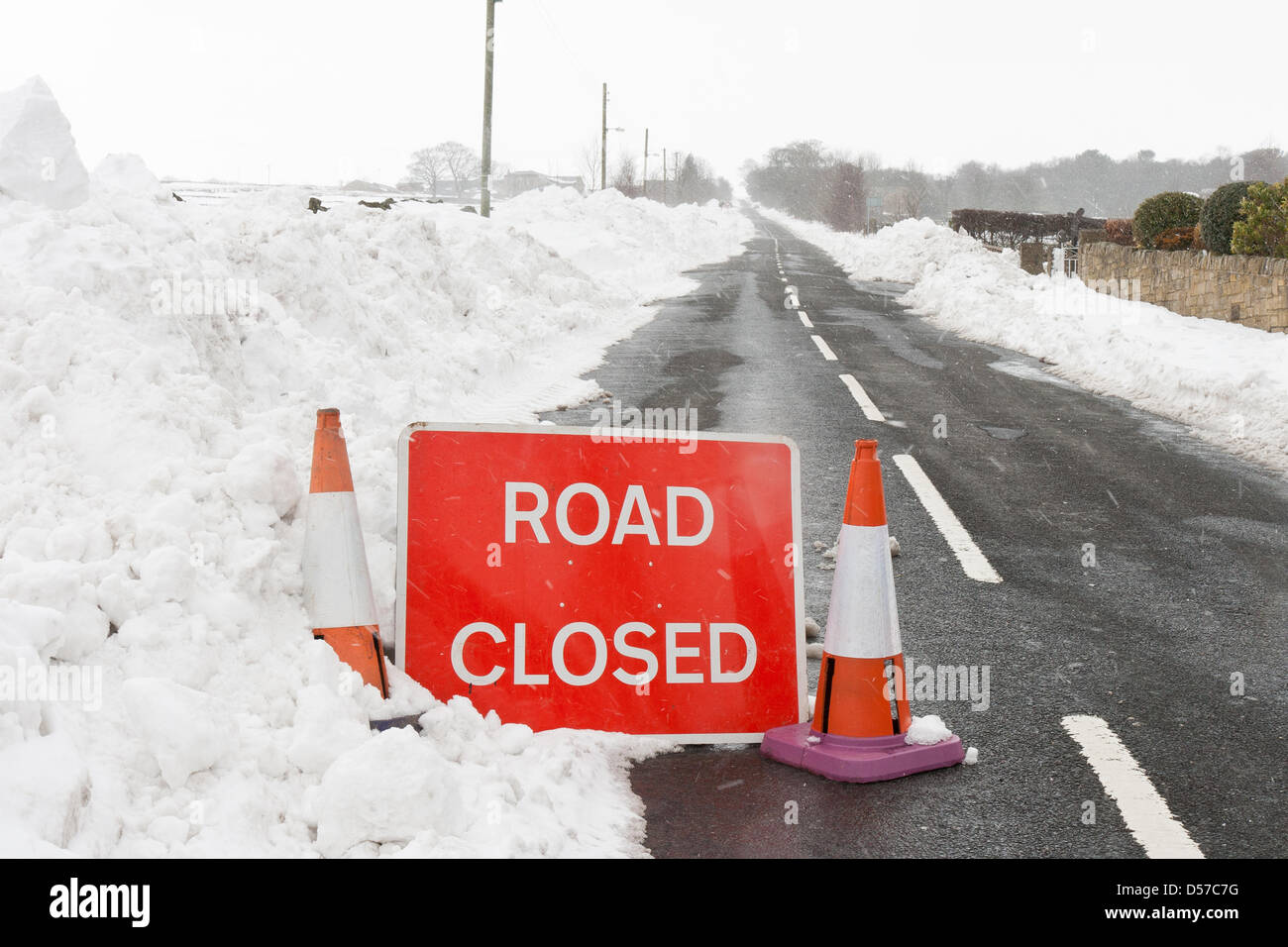 Un camino cerrado por nieve en Kirklees, West Yorkshire, Inglaterra Foto de stock