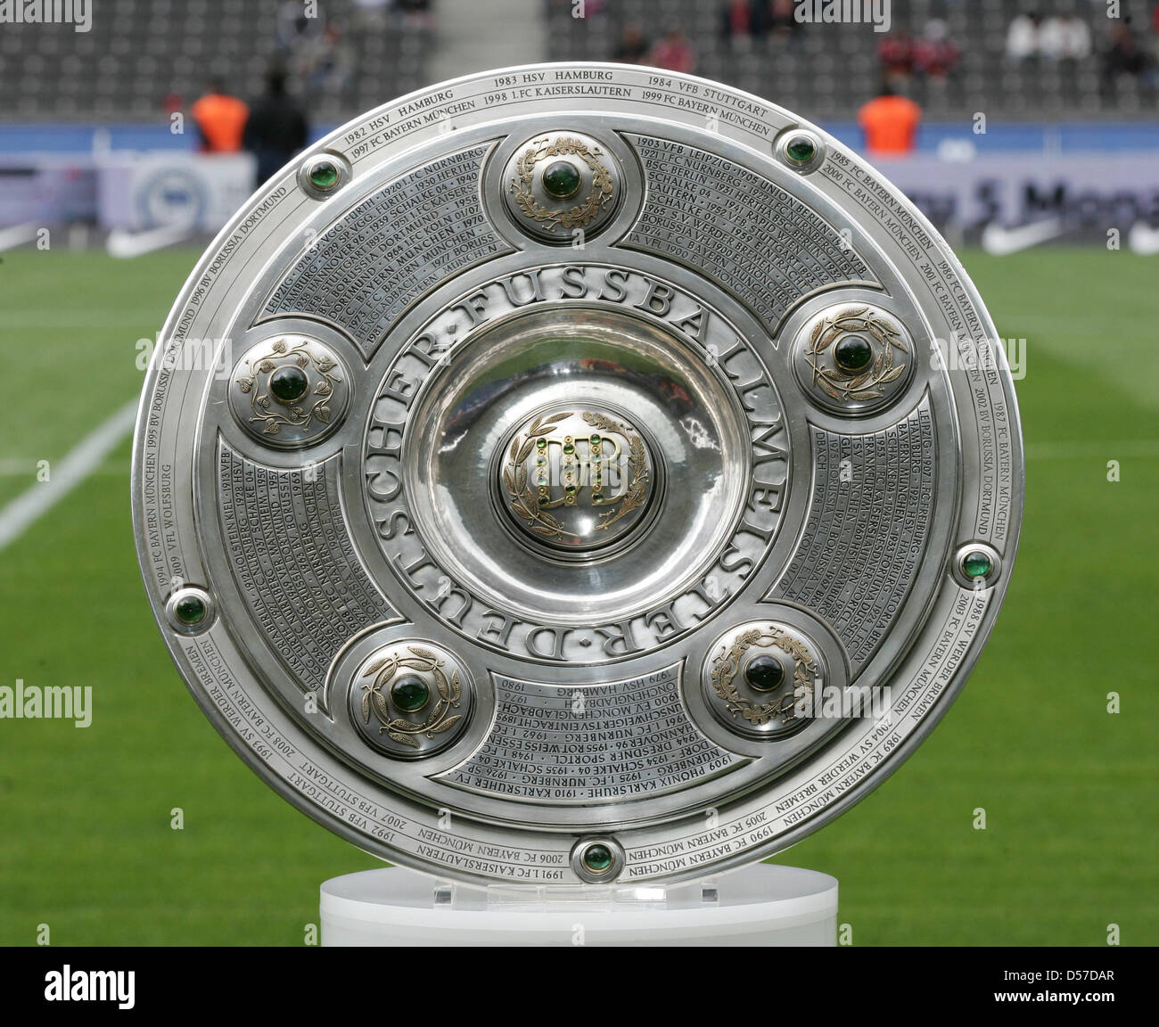 El trofeo para ganar el campeonato alemán foto delante de la Bundesliga  alemana coincide con el Hertha BSC Berlin vs FC Bayern de Múnich en el  estadio Olímpico de Berlín, Alemania, 08