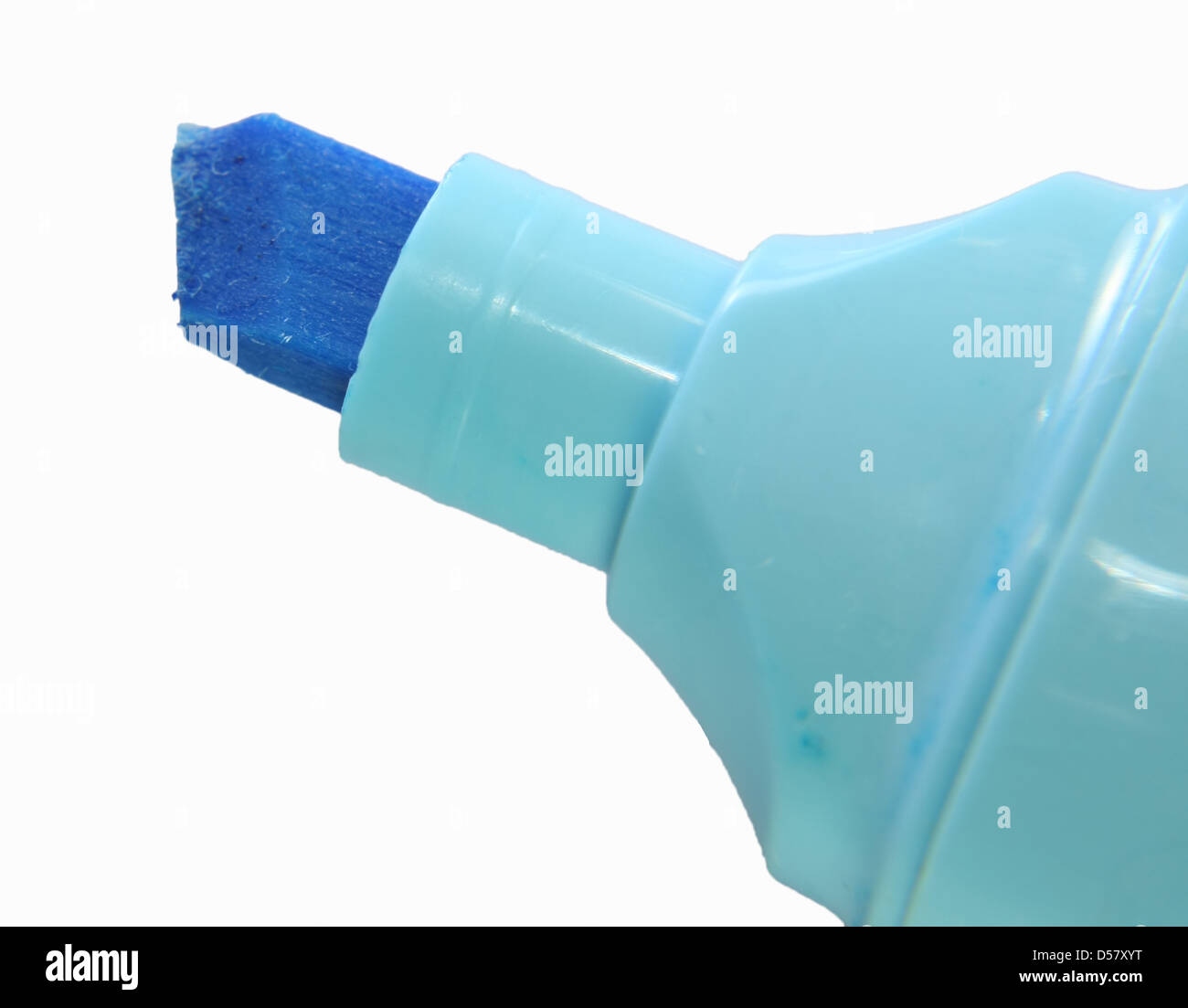 Resaltador azul punta utilizado para resaltar las palabras escritas  Fotografía de stock - Alamy
