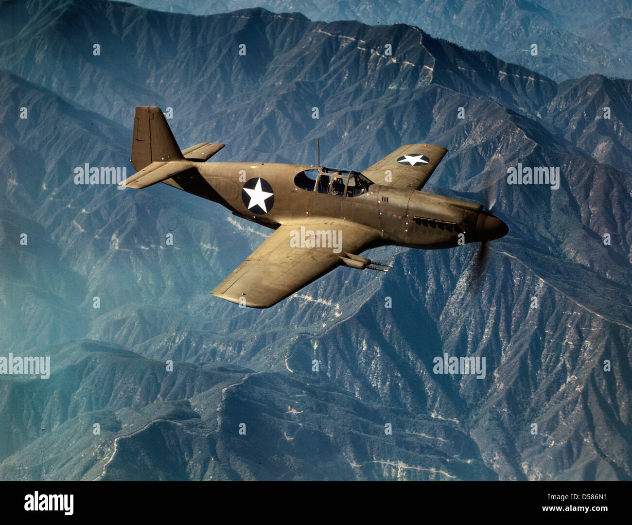 P-51 'Mustang' caza en vuelo, Inglewood, California el 'Mustang', construida por North American Aviation, Incorporated es el único americano-construido fighter utilizada por la Real Fuerza Aérea de Gran Bretaña, circa 1942 Foto de stock