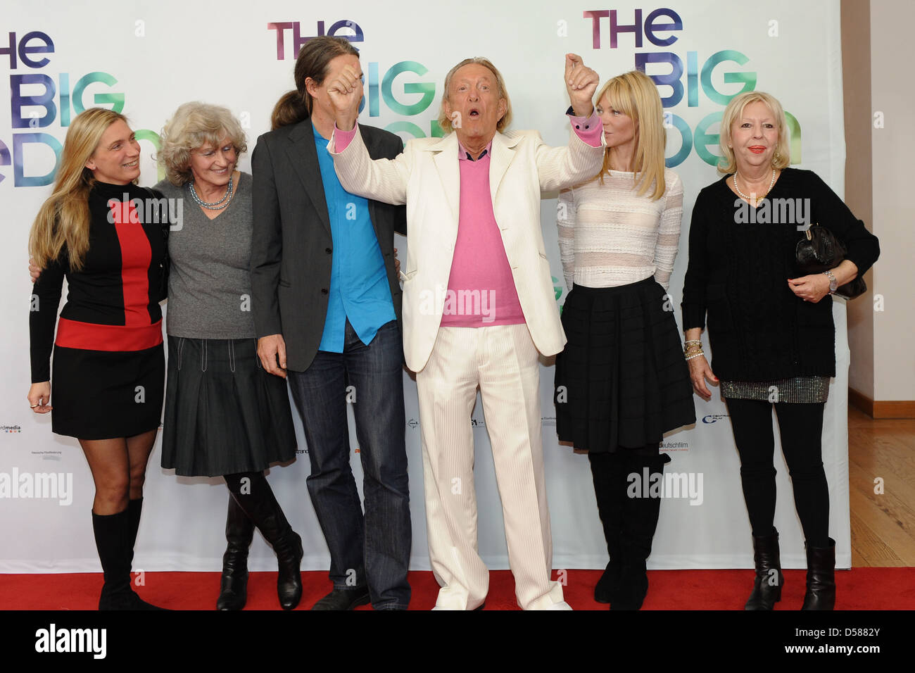 Martina Goeltner, Siglinde Steuer, Marco Steuer, Rolf Eden con la novia de Brigitte, Irit Dolev en el estreno de 'El Gran Foto de stock