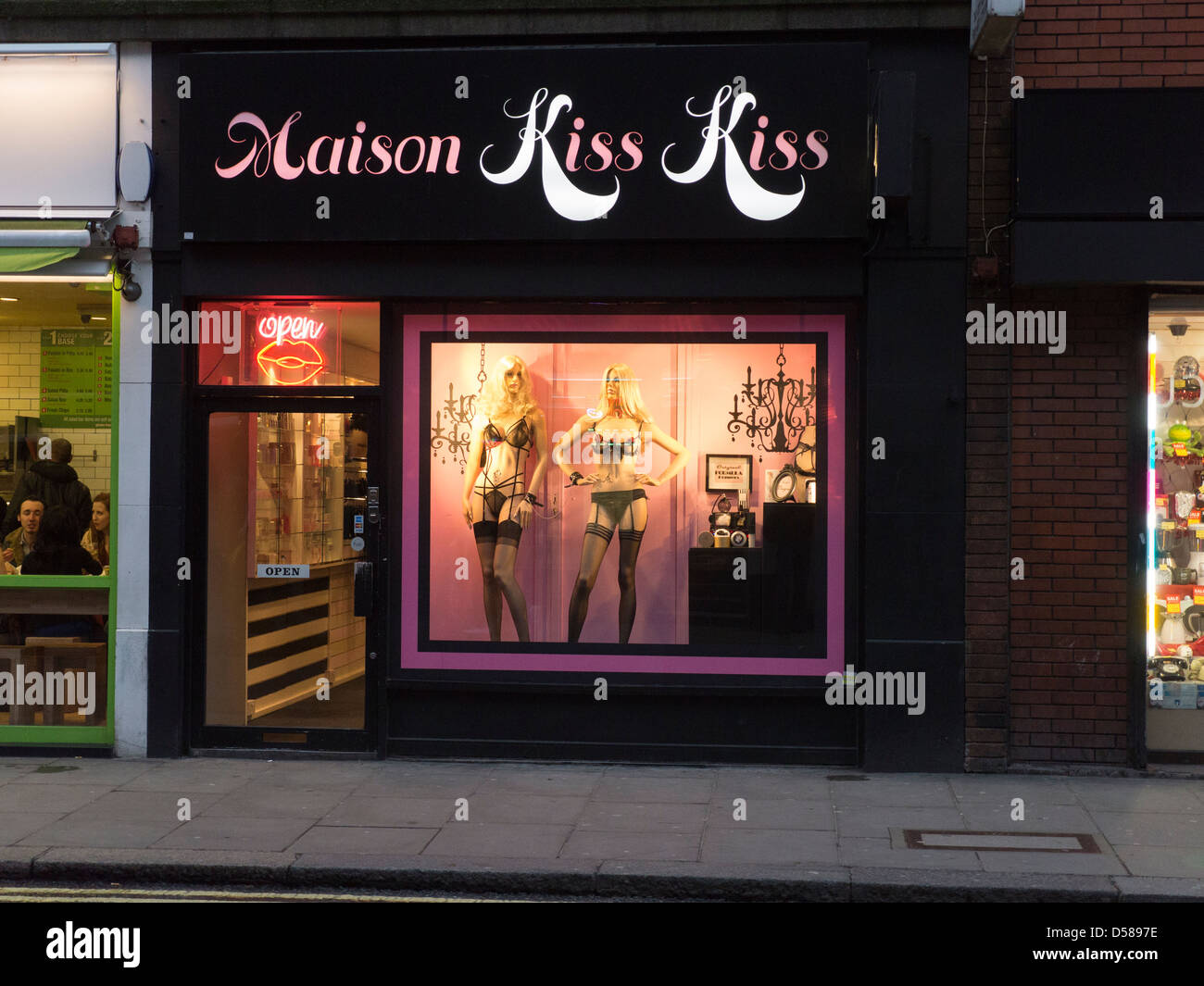 Maison Kiss Kiss, una tienda de lencería sexy en Soho de Londres Fotografía  de stock - Alamy