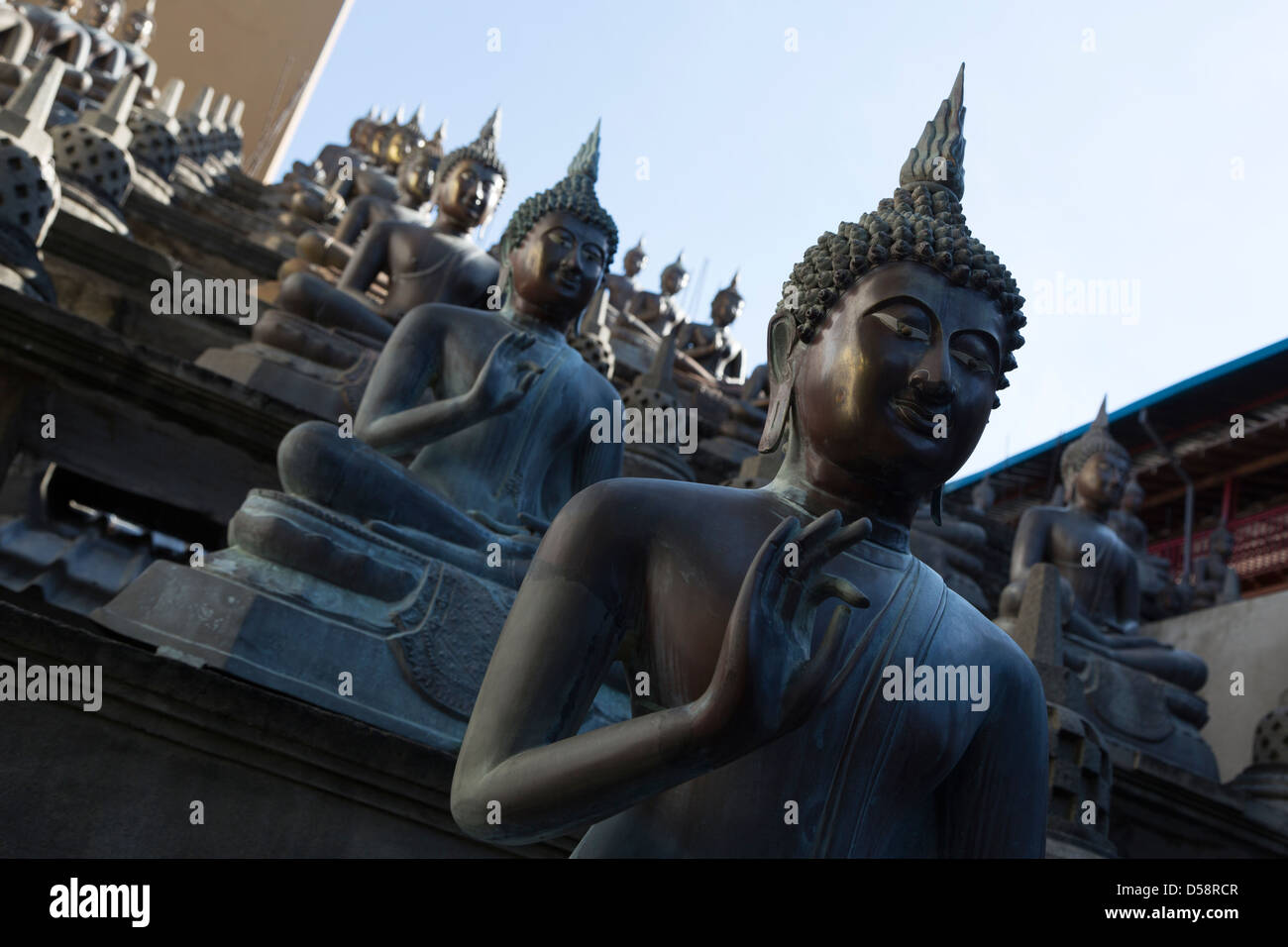Una repetición de estatuas de Buda en el templo Gangaramaya en Colombo, Sri Lanka Foto de stock