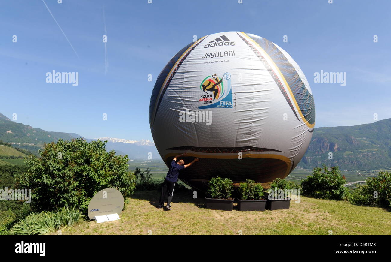 Medidor acht Ein großer WM-Ball mit dem Namen Jabulani steht Am Montag  (24.05.2010) en Eppan (Südtirol/Italien). Nach Angaben des Südtiroler  Fremdenverkehrsverbandes steht damit der größte WM Bola Vor den Toren der  Welt