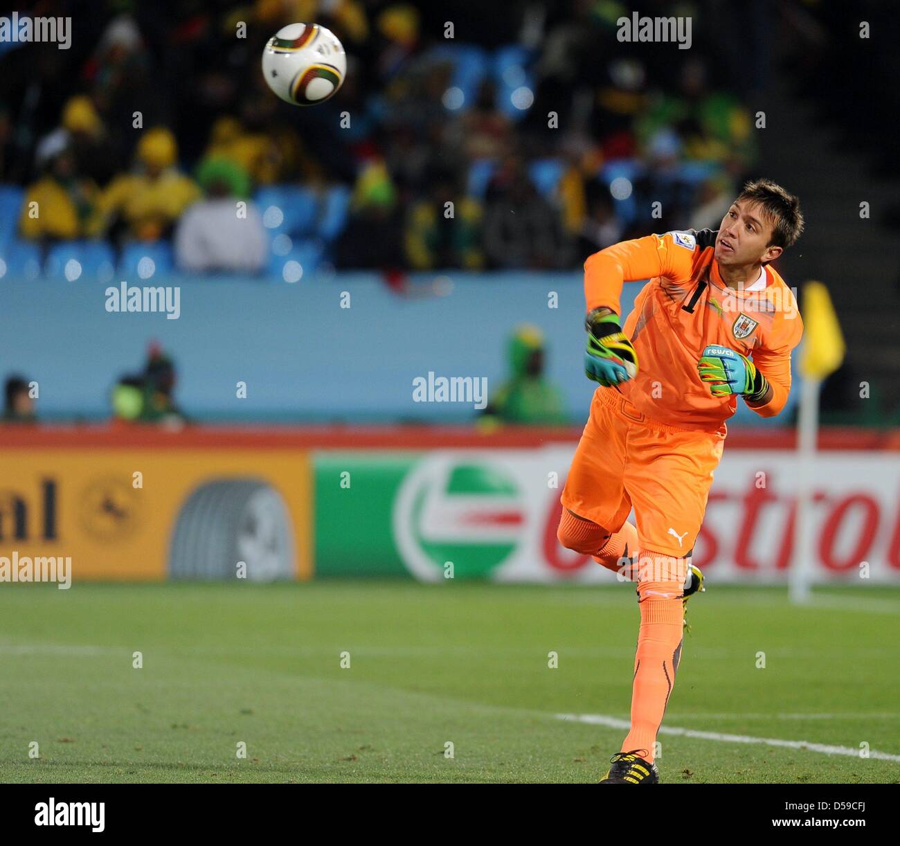 Fernando Muslera de Uruguay durante la Copa Mundial de la FIFA ...