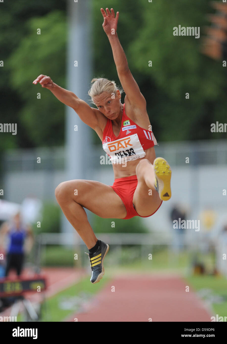 Alemán heptathlete Jennifer Oeser salta durante el Mundial el evento combinado en Ratingen, Alemania, 20 de junio de 2010. Foto: Joerg Carstensen Foto de stock