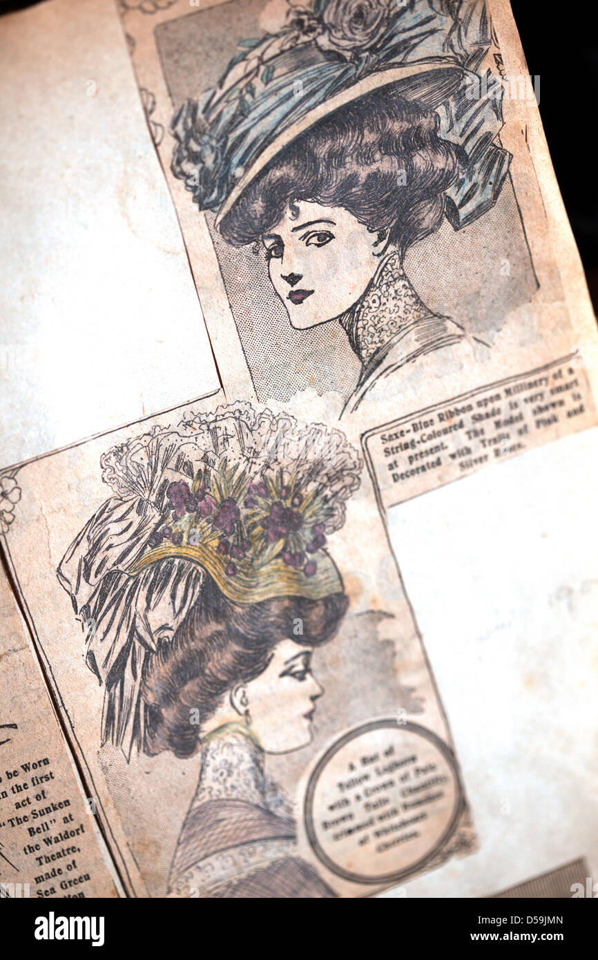 Tendencias de moda Páginas de un álbum de recortes que muestra las modas de  la época de 1900. Lote a la venta en Montrose Auctions Scotland UK. Bocetos  de estilos de moda