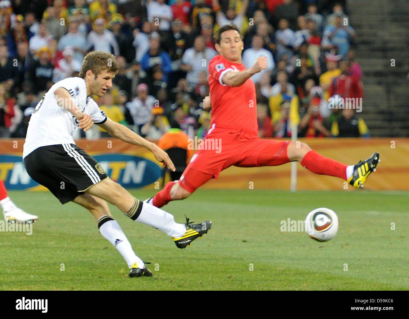 Alemania Thomas Mueller Dispara Sobre El Objetivo Ultimo De Frank Lampard De Inglaterra Durante La Copa Mundial De La Fifa Sudafrica 2010 Octavos De Final Partido Entre Alemania E Inglaterra En El