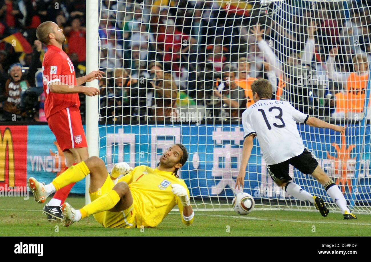 Alemania Thomas Mueller Anota El 4 1 Contra Inglaterra El Portero David James Durante La Copa Mundial De La Fifa Sudafrica 2010 Octavos De Final Partido Entre Alemania E Inglaterra En El Estadio