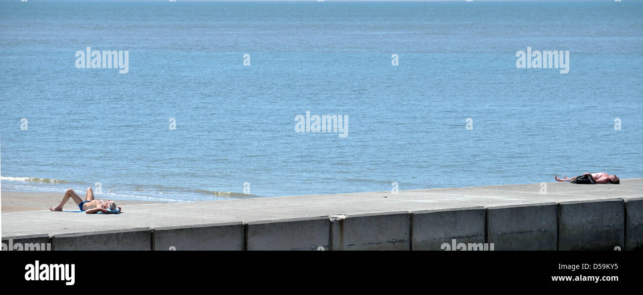 Urlauber liegen am Freitag (25.06.2010) auf der Insel Borkum am Strand und sonnen sich bei herrlichem Wetter mit angenehmen Temperaturen. Auch in den nŠchsten Tagen ist zu rechnen mit Sonne. Foto: Carmen Jaspersen dpa/lni Foto de stock