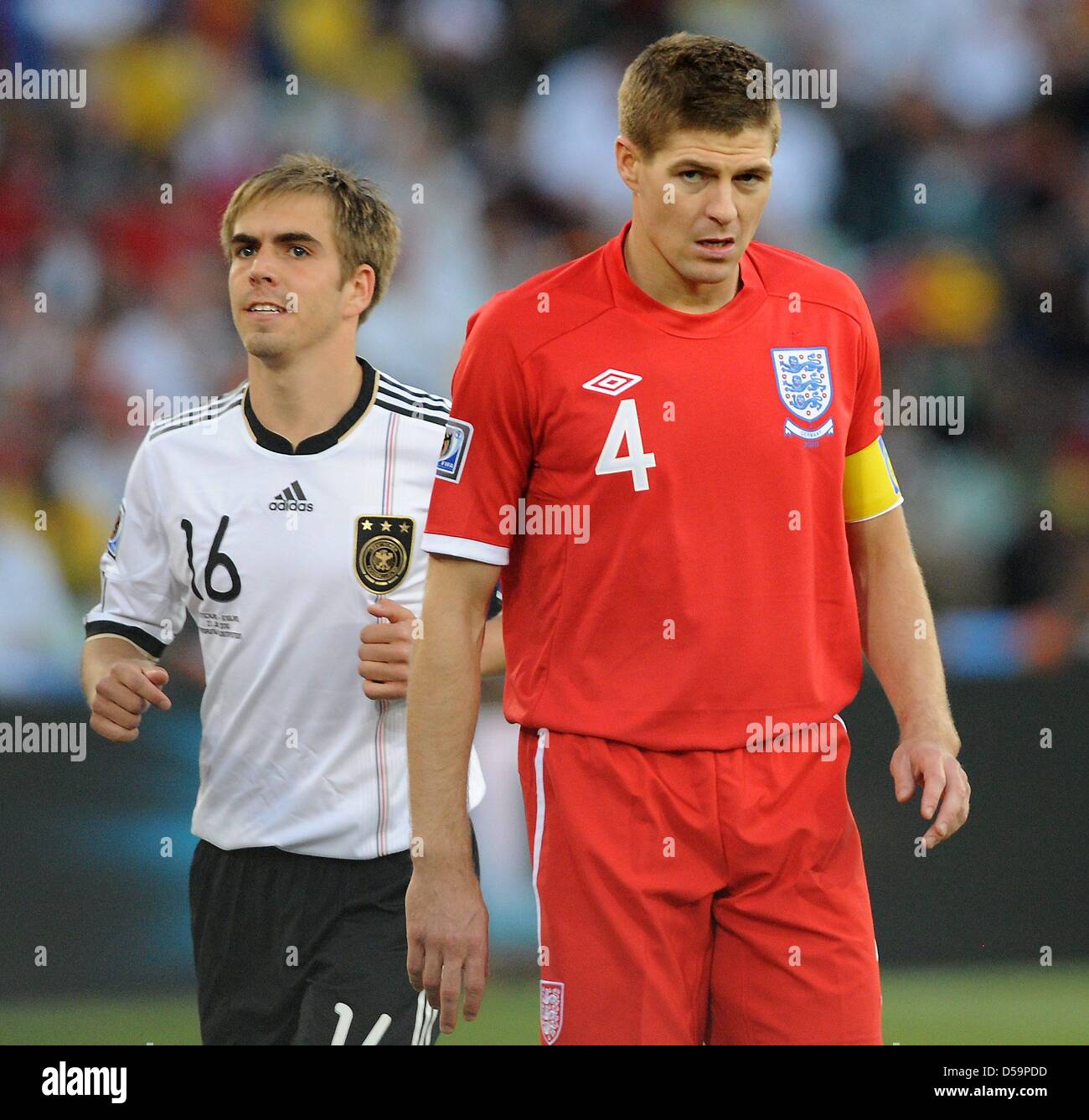 Alemania El Capitan Philipp Lahm Y Inglaterra Captin Steven Gerrard R Durante La Copa Mundial De La Fifa Sudafrica 2010 Octavos De Final Partido Entre Alemania E Inglaterra En El Estadio Free