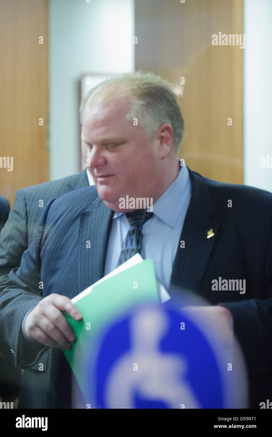 Alcalde Rob Ford sale de su oficina para asistir a Ayuntamiento. Inmediatamente después de una sentencia de la Corte Provincial el Alcalde de Toronto Foto de stock
