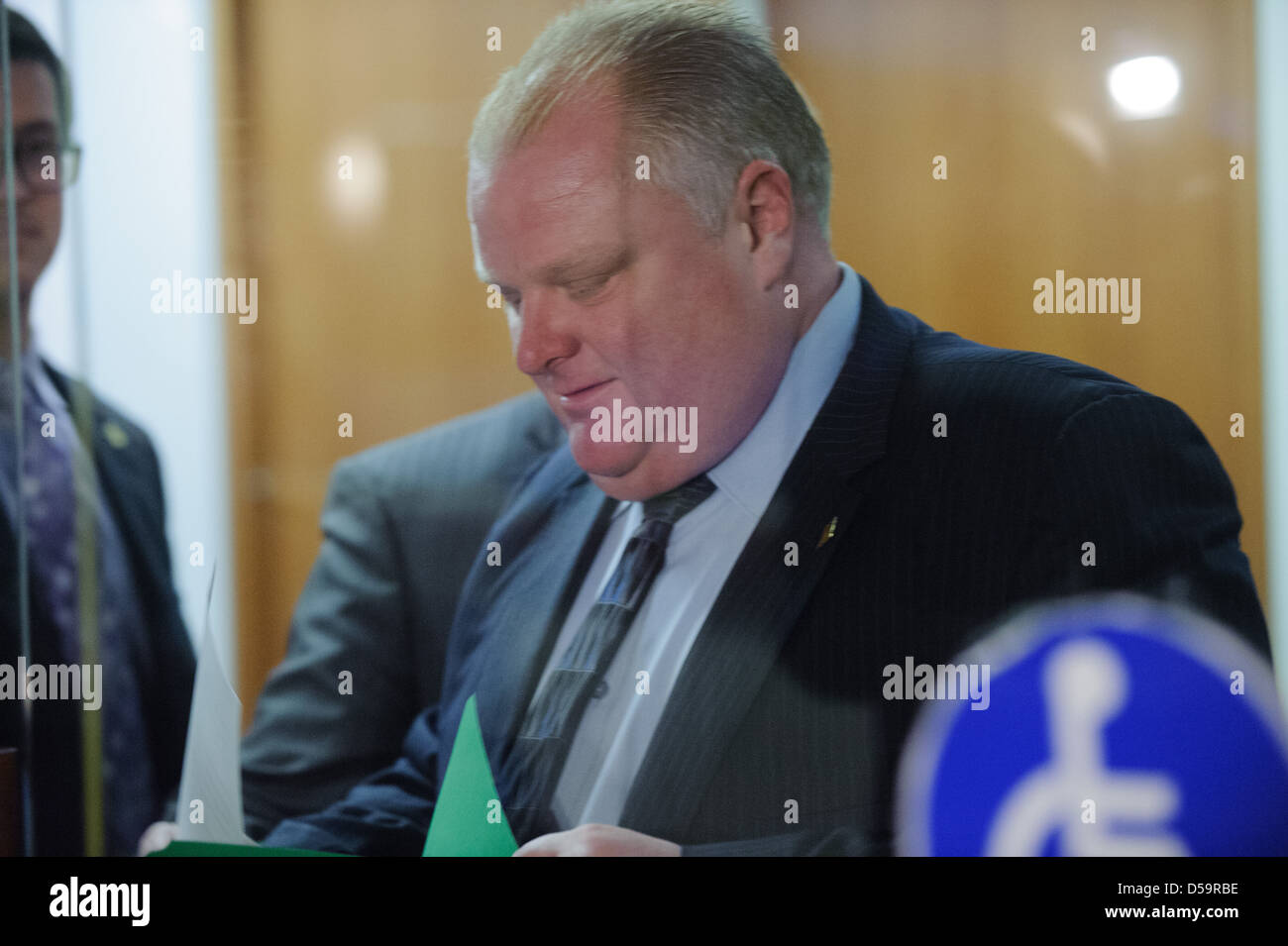 Alcalde Rob Ford sale de su oficina para asistir a Ayuntamiento. Inmediatamente después de una sentencia de la Corte Provincial el Alcalde de Toronto Foto de stock