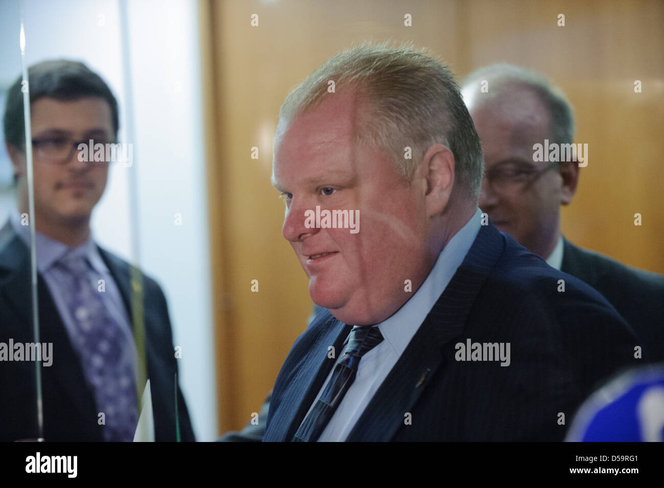 Alcalde Rob Ford sale de su oficina para asistir a Ayuntamiento. Inmediatamente después de una sentencia de la Corte Provincial el Alcalde de Toronto Foto de stock