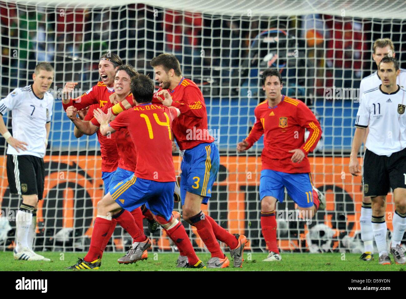 Carles Puyol (3-L) de España celebra con Sergio Ramos (2-L), Gerard Piqué  (5-L) y Xabi Alonso (delante) tras marcar el 1-0 durante la Copa Mundial de  la FIFA 2010 semifinal entre Alemania