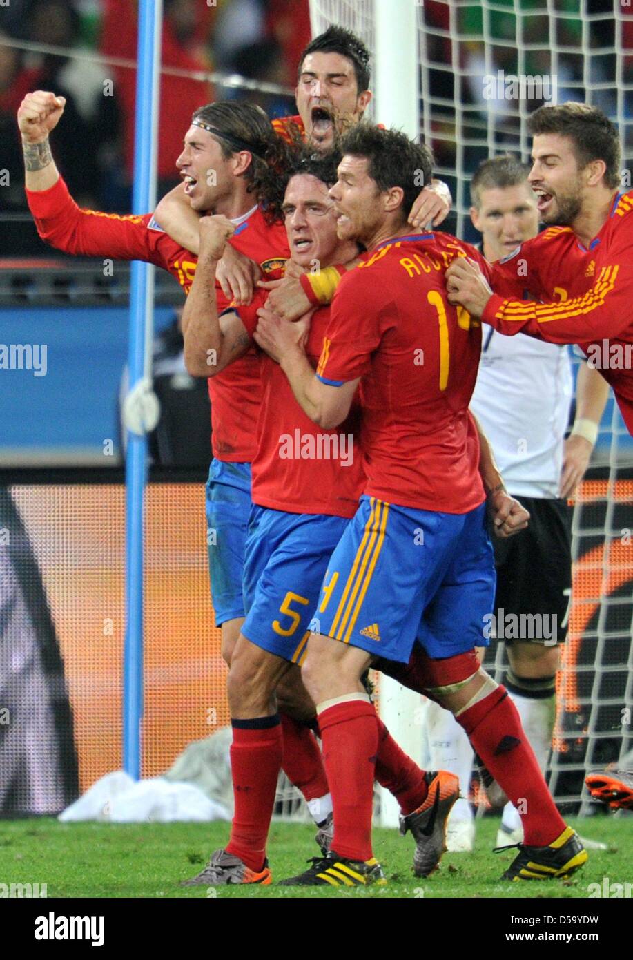 Carles Puyol (3-L) de España celebra con Sergio Ramos (L), David Villa  (arriba), Xabi Alonso y Gerard Piqué (R) tras marcar el 1-0 durante la Copa  Mundial de la FIFA 2010 semifinal