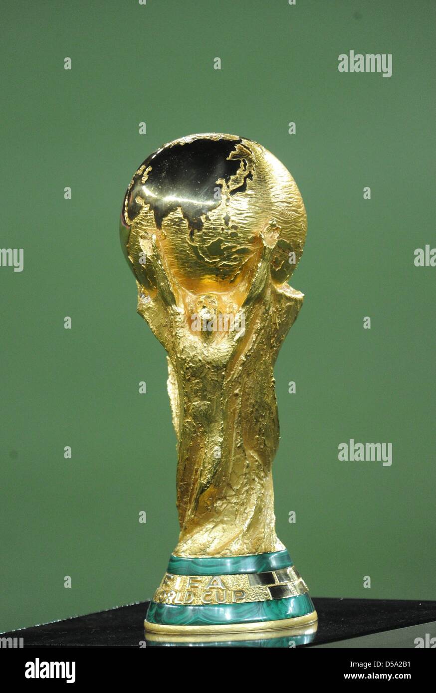 El Trofeo de la Copa Mundial antes de la final de la Copa Mundial de la  FIFA 2010 partido entre los Países Bajos y España en el estadio Soccer City  en Johannesburgo,