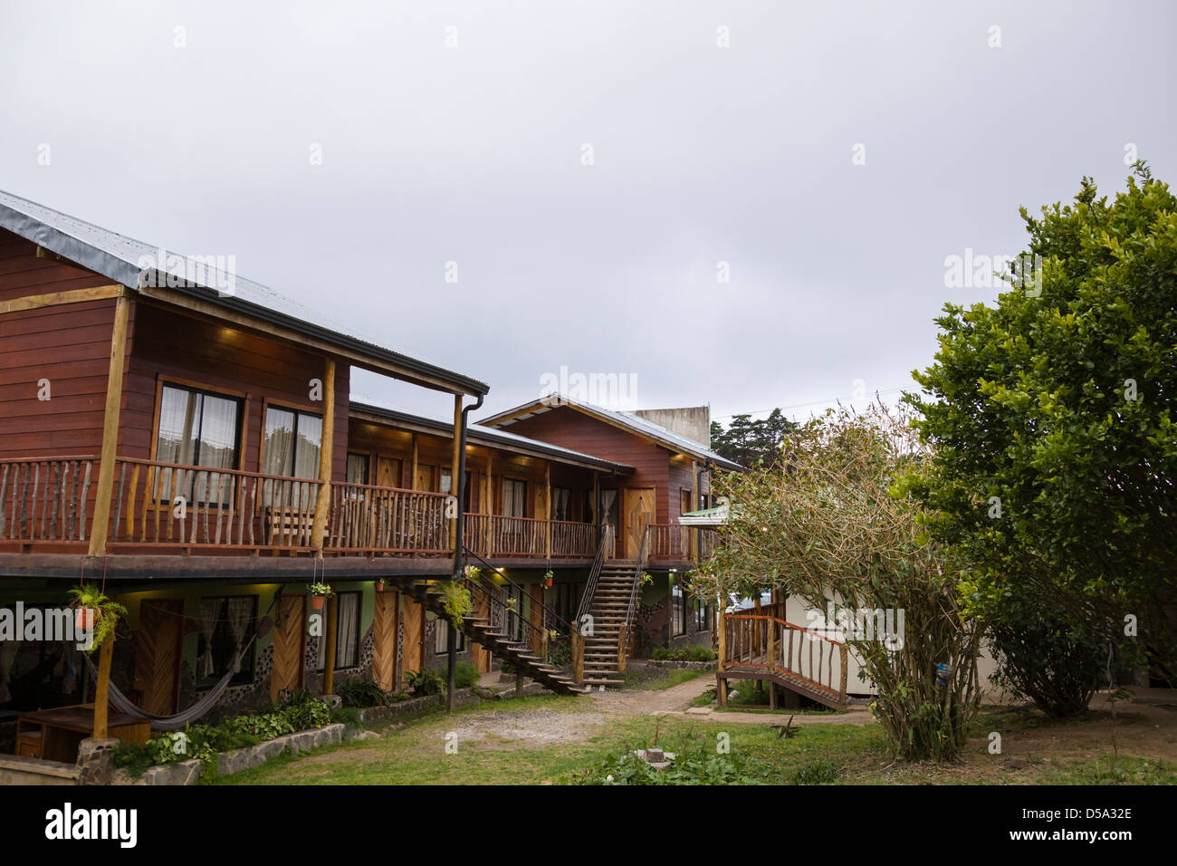 Cabañas rústicas en el Hotel Pension Santa Elena, Monteverde, Costa Rica  Fotografía de stock - Alamy