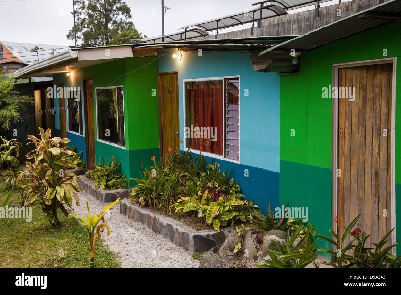 Cabañas rústicas en el Hotel Pension Santa Elena, Monteverde, Costa Rica  Fotografía de stock - Alamy