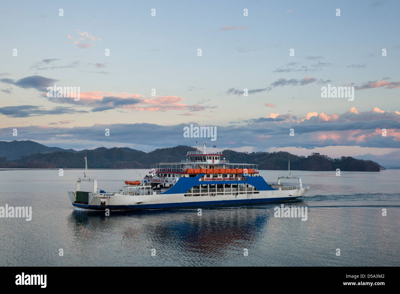 Ferry desde Puntarenas a Naranjo, Golfo de Nicoya en la provincia de