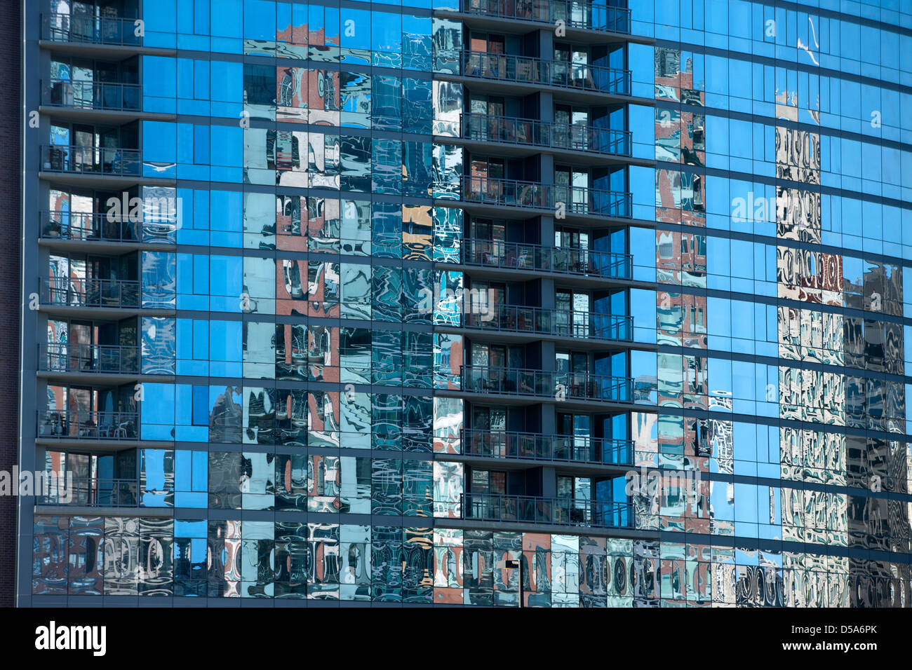 Reflexión en ventanas de vidrio curvo del edificio de apartamentos