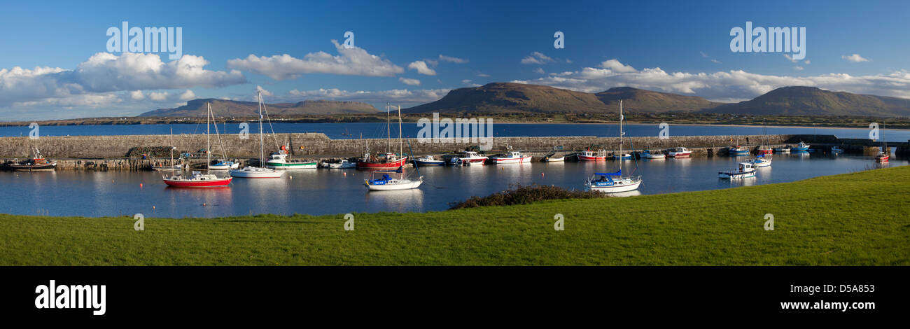 Veleros en Mullaghmore harbour bajo las colinas de Sligo. El condado de Sligo, Irlanda. Foto de stock