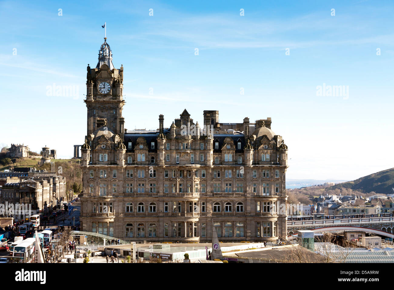 Balmoral Hotel en Edimburgo desde el comienzo de la Walter Scott Monument Foto de stock