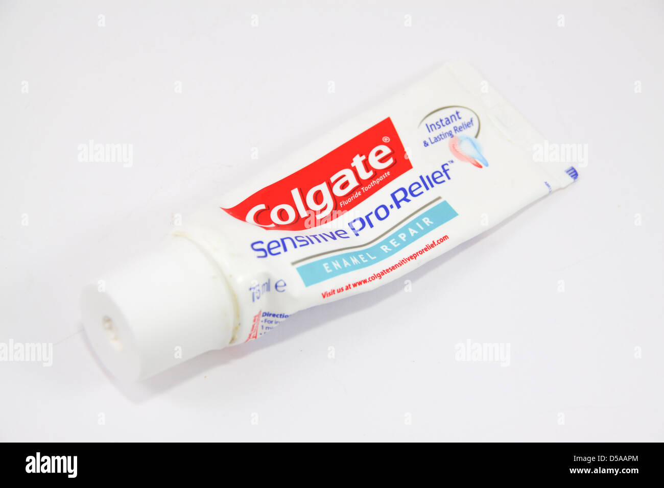 Utiliza tubo de Colgate pro alivio sensibles dentífrico Foto de stock