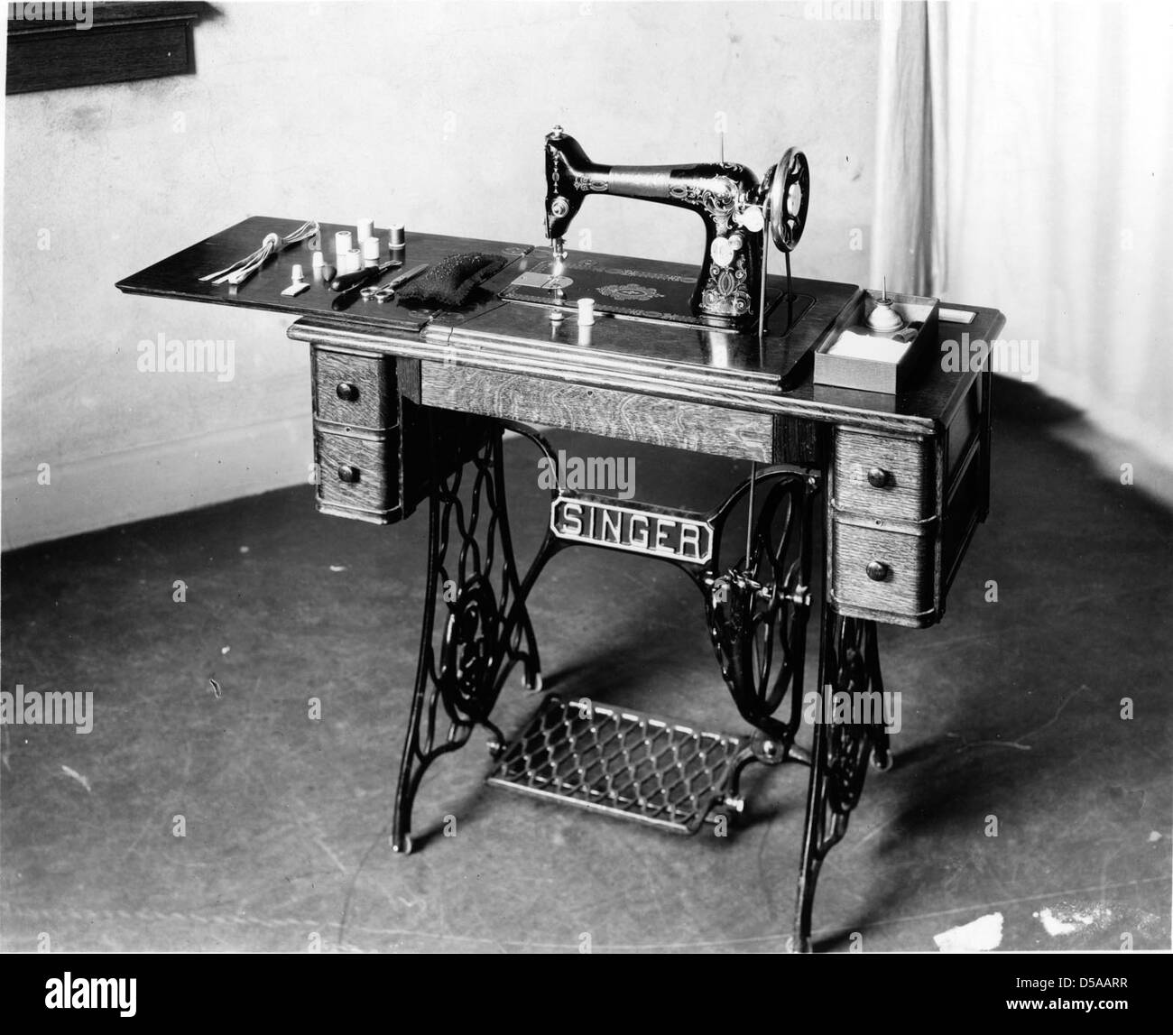 Máquina de coser de pedal fotografías e imágenes de alta resolución - Alamy