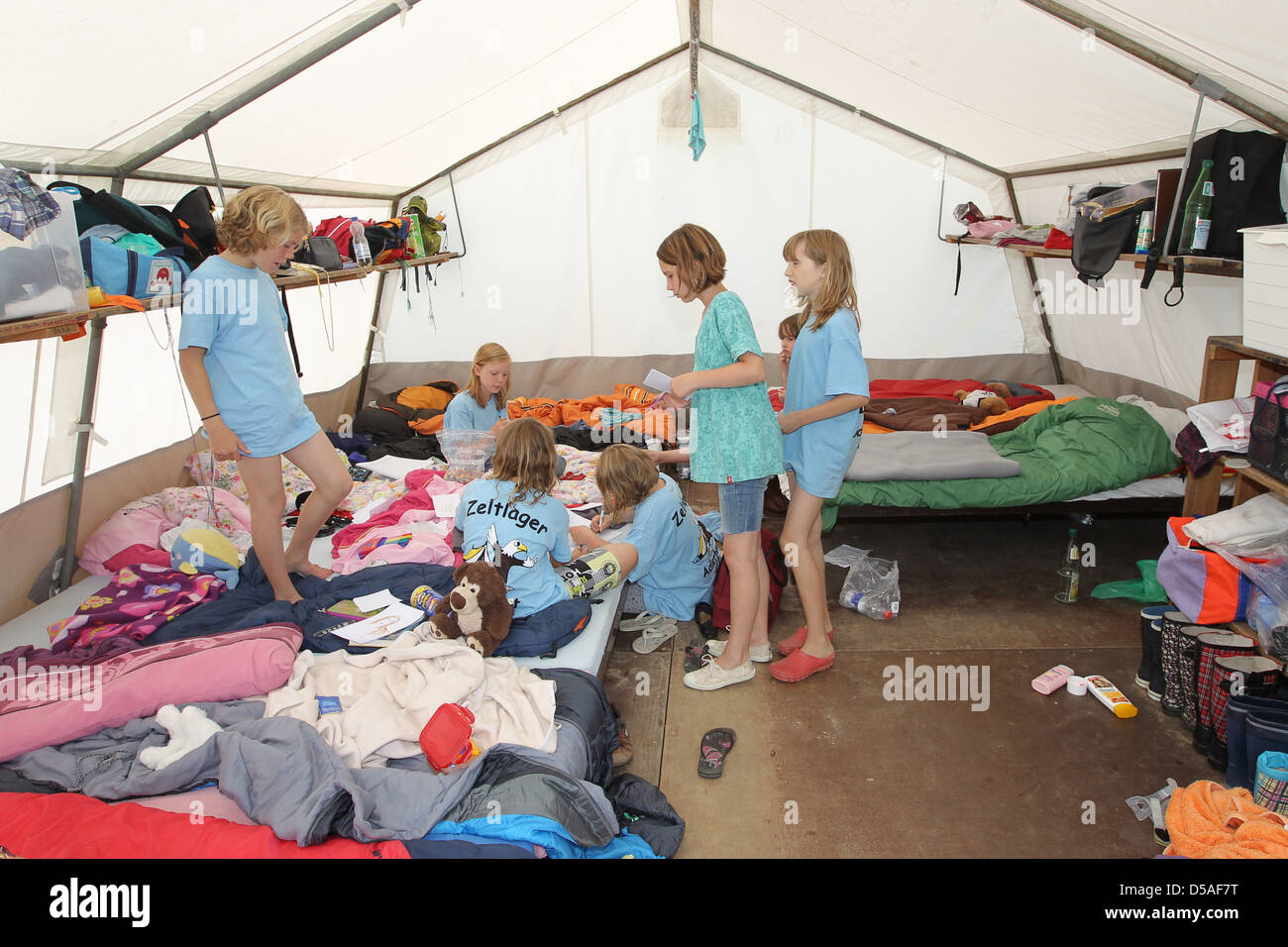 Ploen, Alemania, en el área metropolitana de las niñas en el campamento Adlerhorst Foto de stock
