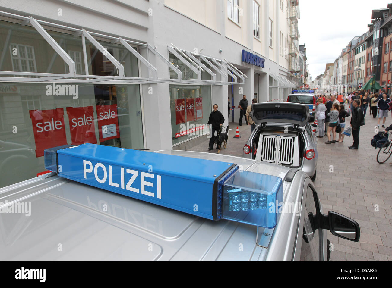 Flensburg, Alemania, el uso de la policía debido a una amenaza de bomba en Karstadt Foto de stock