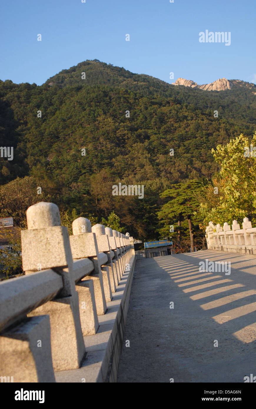 Puente en el Parque Nacional de Seoraksan, Corea del Sur Foto de stock