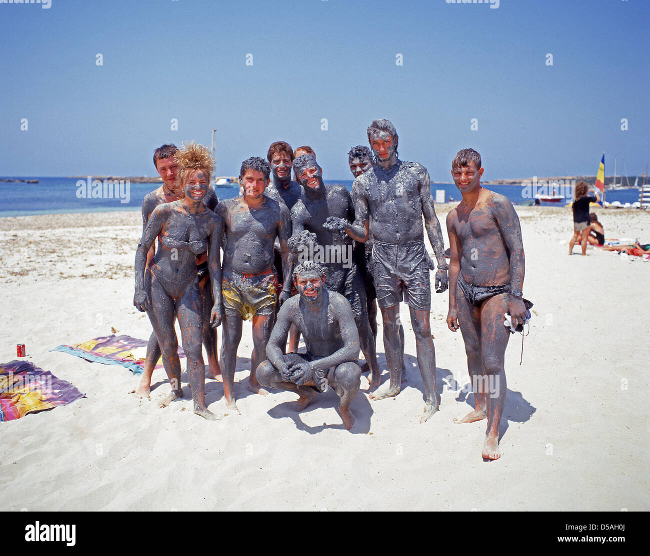 Grupo Bano De Barro En La Playa Aguas Blancas Ibiza Islas Baleares Espana Fotografia De Stock Alamy