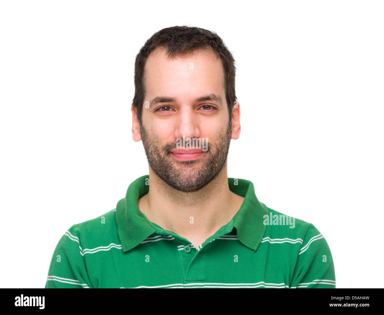 Retrato de un joven con barba de 3 días hombre sonriente vistiendo una camisa de polo a rayas verde Foto de stock