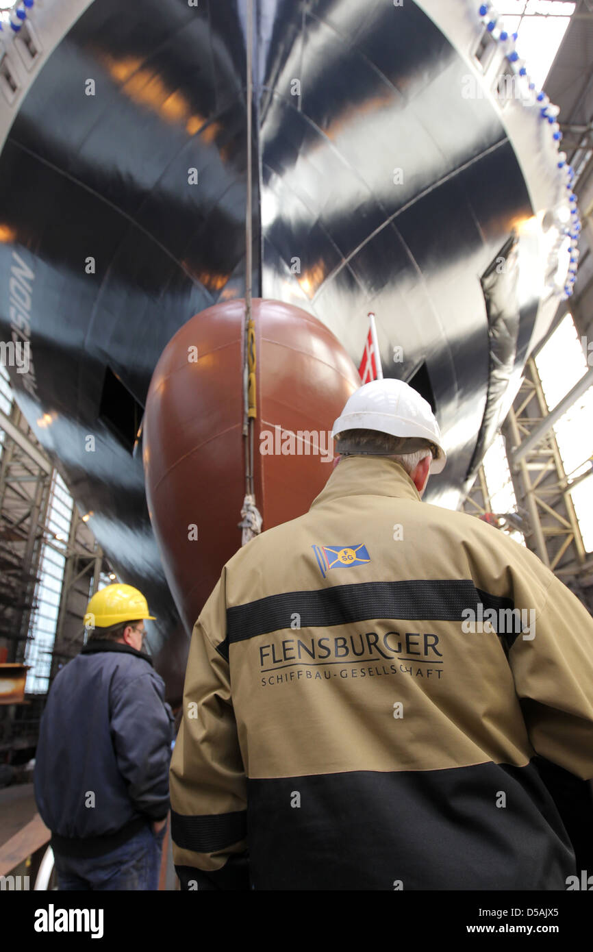 Flensburg, Alemania, trabajadores de la construcción naval de Flensburg Gesellschaft (FSG) acompañar un desbordamiento de pila. Foto de stock