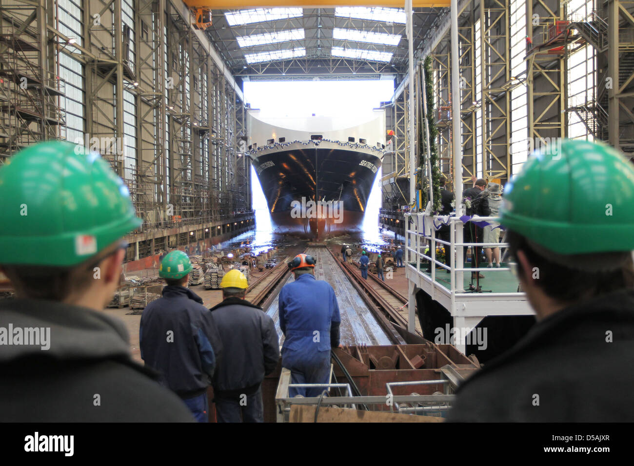 Flensburg, Alemania, trabajadores de la construcción naval de Flensburg Gesellschaft (FSG) acompañar un desbordamiento de pila. Foto de stock