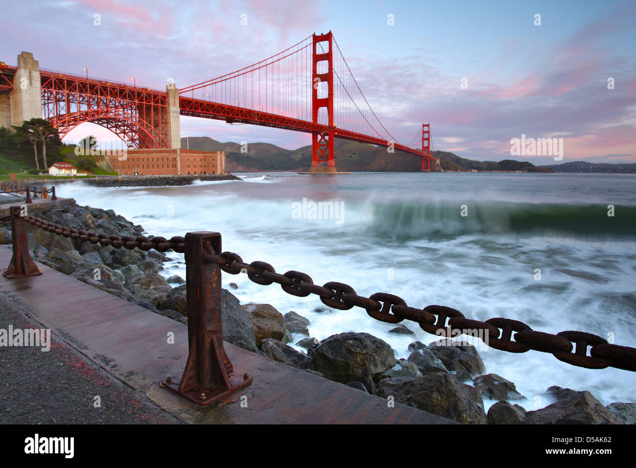 Escena del amanecer en el Golden Gate Bridge Foto de stock