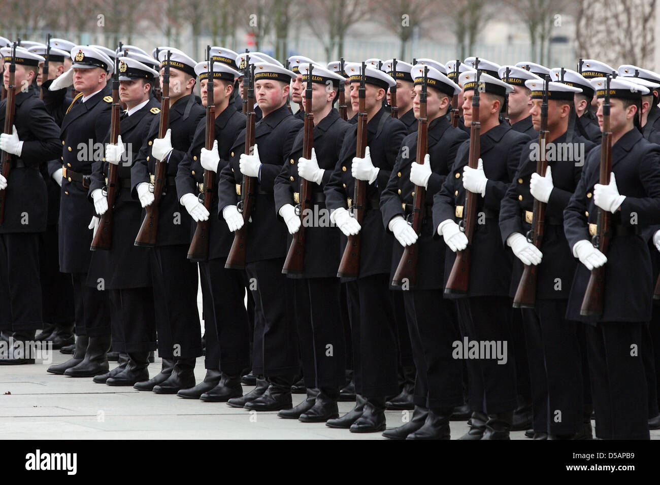 Berlín, Alemania, honores militares para saludar al Primer Ministro tunecino Foto de stock