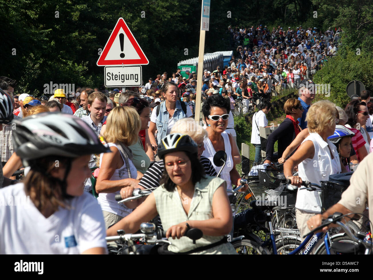 Einen Stau verursachen am Sonntag (18.07.2010) Radfahrer auf der Autobahn 40 en Höhe Duisburg während der Aktion Still-Leben. Die Autobahn ist auf rund 65 kilómetro für den Autoverkehr gesperrt, nur Fußgänger Radfahrer dürfen und die Straße benutzen. Auf einer Fahrseite kann gefahren werden, Auf der anderen Sind die unterschiedlichsten Gruppen und feiern un langen Biergartentischen Foto de stock