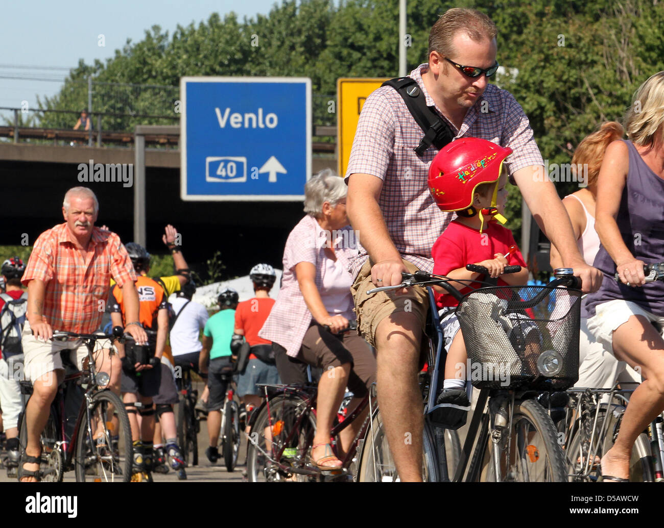Mit den unterschiedlichsten Fahrrädern benutzen am Sonntag (18.07.2010) auf der Autobahn 40 en Höhe Duisburg während der Aktion Still-Leben die Menschen die Autobahn. Die Autobahn ist auf rund 65 kilómetro für den Autoverkehr gesperrt, nur Fußgänger Radfahrer dürfen und die Straße benutzen. Auf einer Fahrseite kann gefahren werden, Auf der anderen Sind die unterschiedlichsten Grupp Foto de stock
