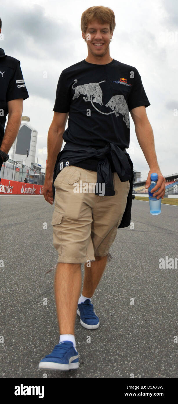 El alemán de Fórmula Uno Sebastian Vettel racedriver (equipo Red Bull) cruza el curso en el Hockenheimring de Hockenheim, Alemania, el 22 de julio de 2010. Foto: Carmen Jaspersen Foto de stock