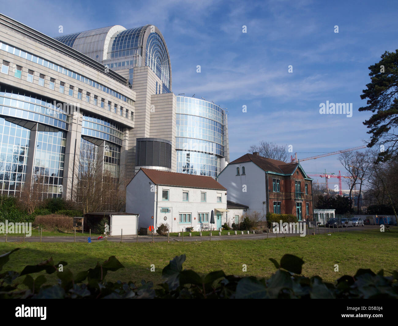 Detrás de los edificios del Parlamento Europeo, Bruselas, Bélgica Foto de stock