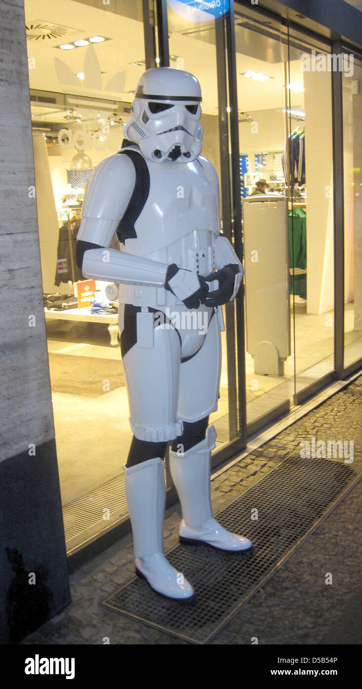 Un hombre en un disfraz de Star Wars anuncia la nueva colección de Adidas  en frente de una tienda adidas en Berlín, Alemania, 08 de enero de 2010.  Foto: Xamax Fotografía de