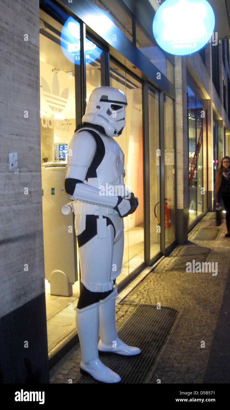 Un hombre en un disfraz de Star Wars anuncia la nueva colección de Adidas  en frente de una tienda adidas en Berlín, Alemania, 08 de enero de 2010.  Foto: Xamax Fotografía de