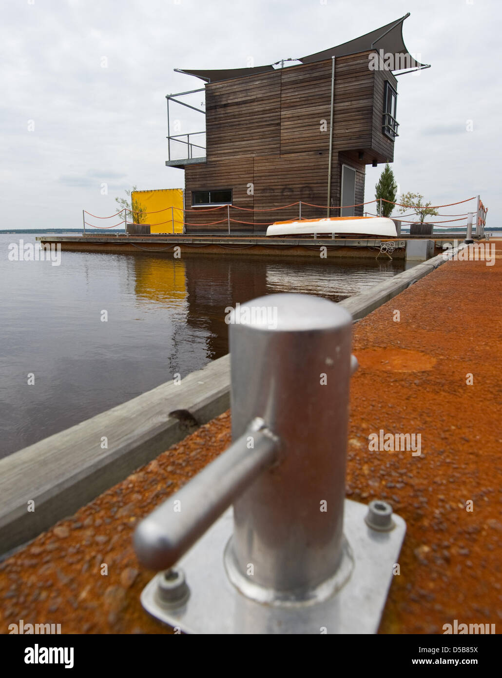 Una casa flotante en un puente peatonal sobre el lago Partwitz cerca de la ciudad Klein Partwitz en Sajonia, Alemania, el 20 de julio de 2010. En el Seenland de Lausitz, las casas flotantes son ofrecidos por primera vez en zonas de minería a cielo abierto inundadas. Foto: Patrick Pleul Foto de stock