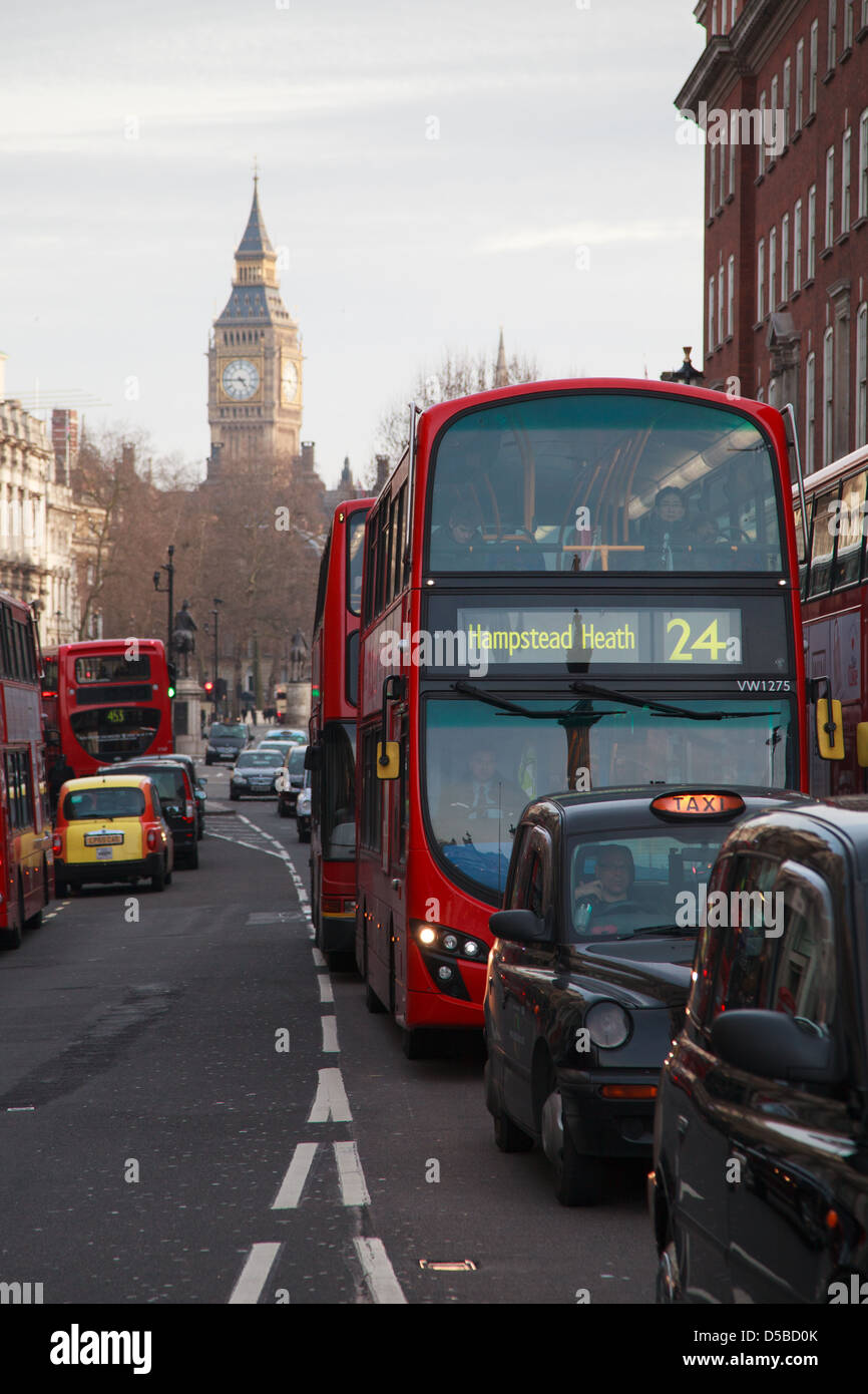 London Buses y taxis en Whitehall, Londres, con el Big Ben en la distancia mostrando la hora 17.45 GMT. Foto de stock