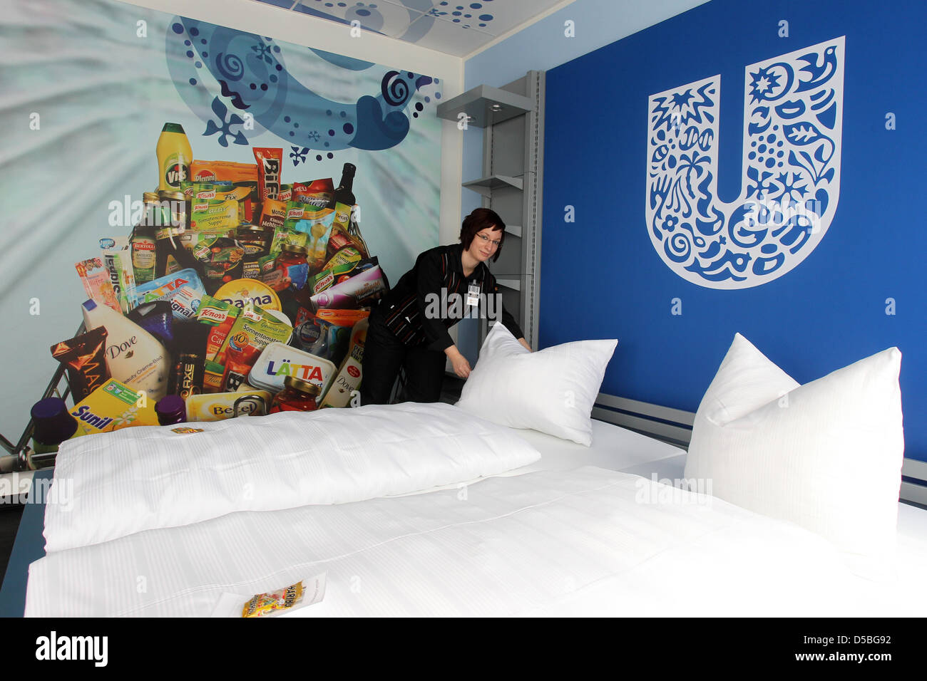 Jefe de Personal Julia Achtelik hace la cama en la habitación de Unilever  en la comida en el hotel Neuwied, Alemania, 02 de septiembre de 2010. Están  en disposición de 115 habitaciones,