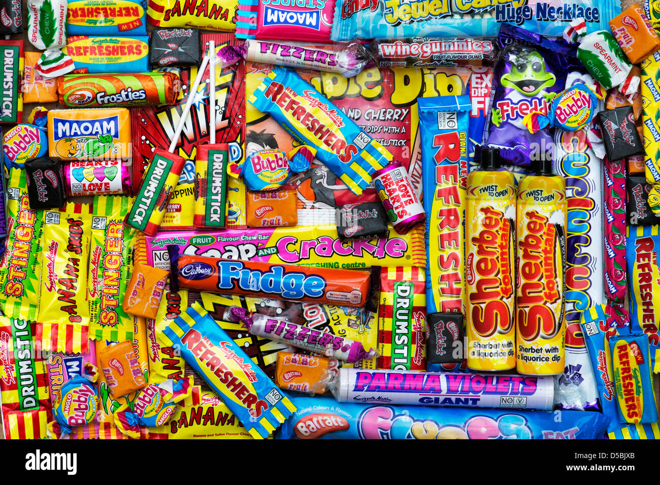 Colorido surtido de juegos retro dulces y golosinas Foto de stock