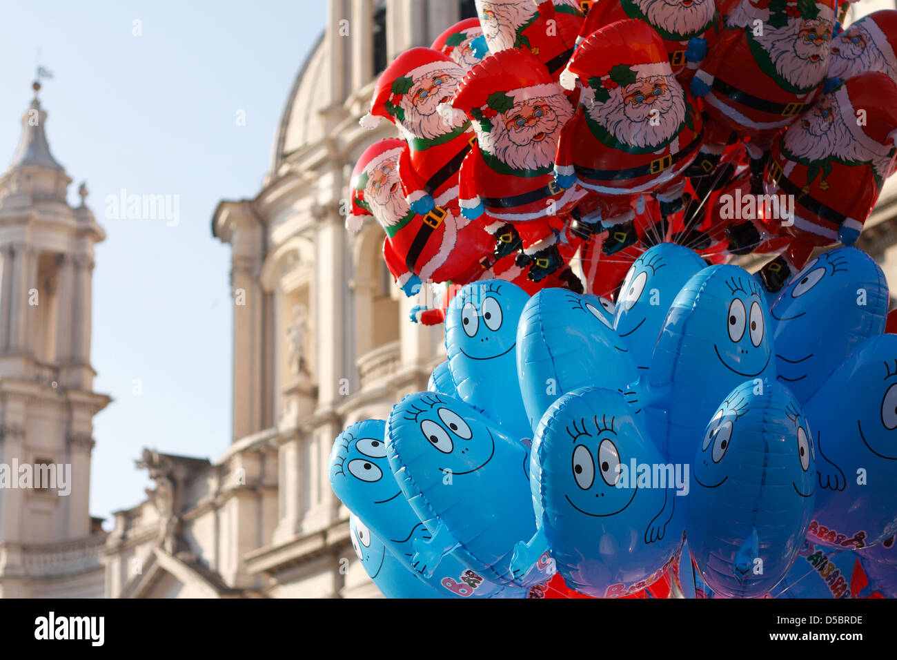 Un conjunto de globos de colores en la Plaza Navona de Italia. Foto de stock